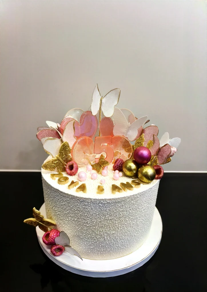 Gâteau d’anniversaire blanc décoré de papillons