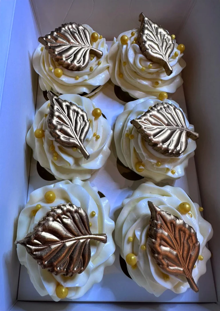 Cupcakes aux feuilles de chocolat dorées