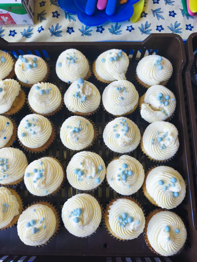Cupcakes à la vanille et perles bleues