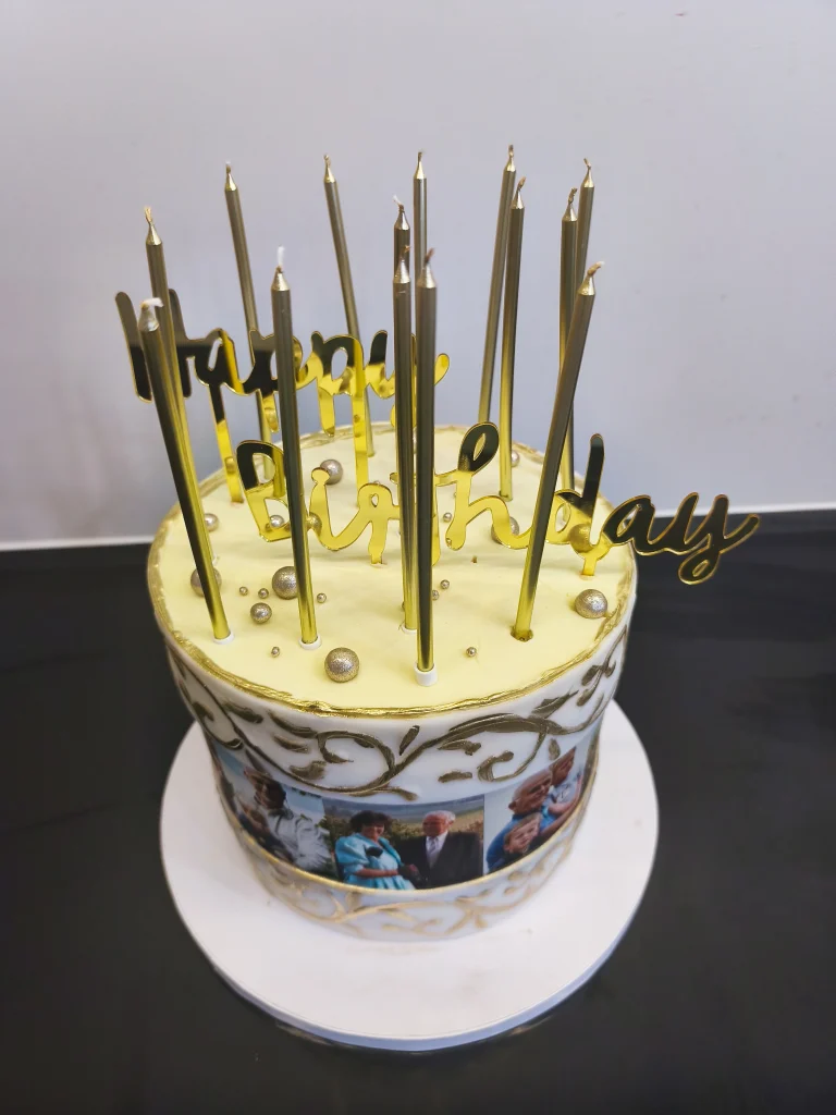 Gâteau d’anniversaire avec bandeau photo et bougies dorées
